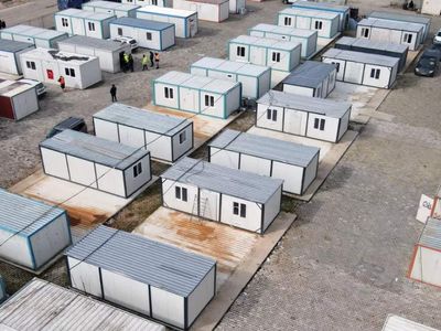 Deprem bölgesinde pes artık dedirten olay: Evlerini kiraya verip konteynere yerleşmişler