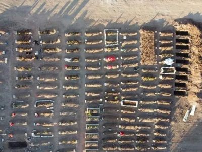 Deprem bölgesinde yürek sızlatan görüntü: Mezarlara Türk bayrakları bırakılıyor