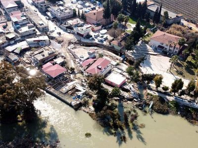 Deprem Hatay’da yerleri oynattı: Bazı evler Asi Nehri’ne sürüklendi