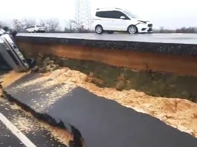 Deprem nedeniyle yolda yarılmalar oldu: Araçlar içine düştü