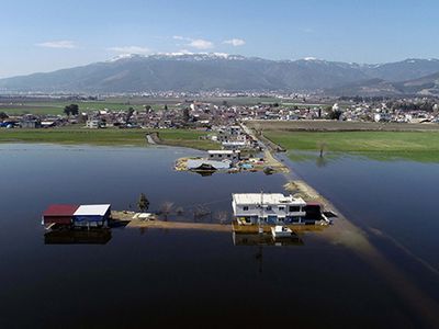 Deprem sonrası Hatay’daki Karasu çayı taştı: Köy su altında kaldı