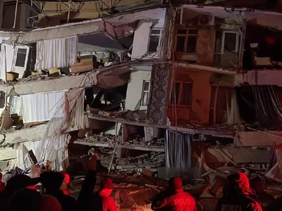Deprem sonrasında enkazdan böyle çıkarıldı: O anlar herkesi ağlattı