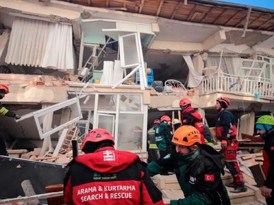 Depremde 149 saat sonra gelen mucize: Mustafa enkaz altından kurtarıldı