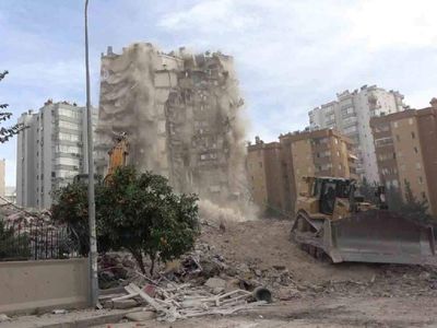 Depremde ağır hasar almıştı: Apartmanın yıkılış anı görüntülendi