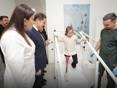 Depremde bacağını kaybeden minik zeynep proteziyle ilk adımlarını attı