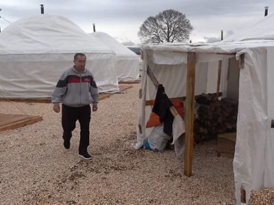 Depremden saniyelerle kurtuldu: Babasının cenazesini enkazdan çıkarttı