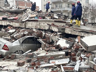 Depreme dayanıklı diye satıldı: Saniyeler içinde yıkıldı