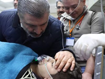 Depremin 261. saatinde çifte mucize: Bakan Koca yaralıları hastanede ziyaret etti