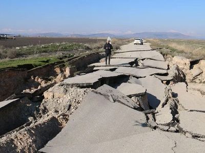Depremin boyutunu gösteren görüntüler gelmeye devam ediyor: Yol tamamen paramparça oldu