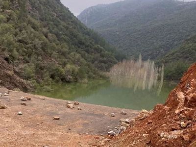 Depremin etkisiyle kayalar köyün üstüne düşmüştü: Sağanak yağışlar alarma geçirdi