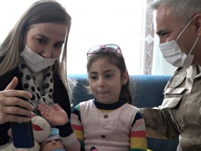 Depremin Simgesi 'Yüsra Bebek' Büyüdü: Kendisini Kurtaran Jandarma İle Görüştü!