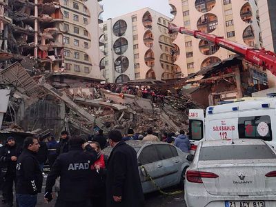 Depremle yıkılan binanın altından seslendi: Arkada kardeşim var