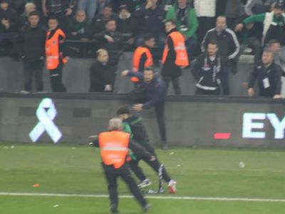 Depremzedeler için oynanan birlik beraberlik maçında istenmeyen görüntüler