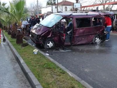 Depremzedelere yardıma gitmek için yola çıkan itfaiye aracı kaza yaptı
