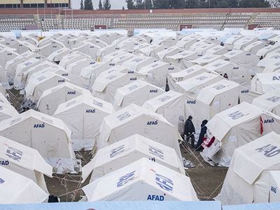 Depremzedelerin kaldığı çadırda yangın!  Ölü ve yaralılar var
