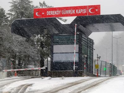 Dereköy Sınır Kapısı kar yağışından dolayı göz gözü görmüyor!