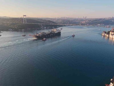 Dev boru döşeme gemisi castorone, İstanbul boğazı'ndan geçti