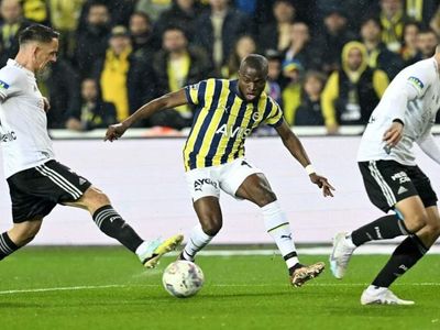 Dev derbide tarihi anlar: Fenerbahçeli taraftarlar Beşiktaş’ı alkışladı