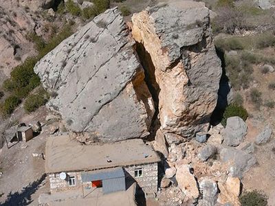 Dev kaya köyün üstüne düştü: Ortadan ikiye ayrıldı