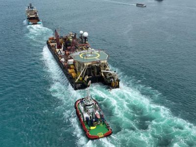 Devasa gemi 'Castoro 10' İstanbul boğazından geçti!