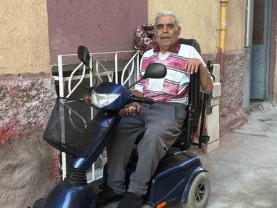 Oğlunun akülü tekerlekli sandalyesini yakan babaya yeni akülü araç hediye edildi