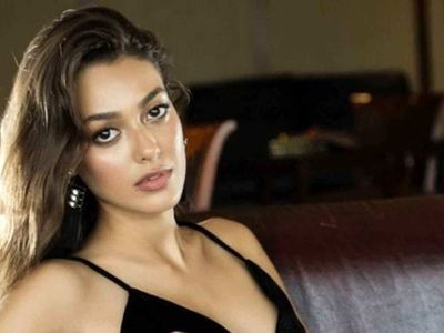 Dilan Çiçek Deniz siyah beyaz fotoğraflarıyla güzellik kavramına yeni bir soluk getirdi! Güzeller güzeli oyuncu sahil pozlarıyla büyüledi