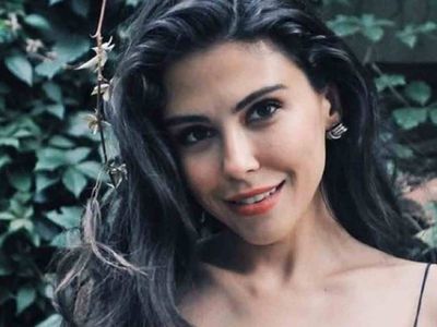 Dilara Aksüyek sütyen ile Cihangir sokaklarında boy gösterdi! Dilara Aksüyek Hakan Sabancı ikilisinden aşk açıklamaları geldi! Dilara Aksüyek'in yeni aşkı