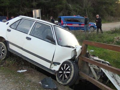 Direksiyon Hakimiyetini Kaybedince Köprüde Asılı Kaldı
