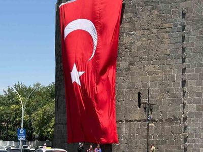 Diyarbakır surlarına dev Türk bayrağı asıldı