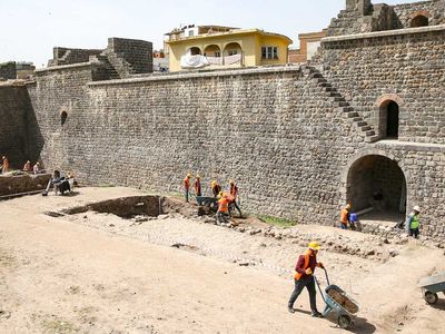 Diyarbakır'da 1700 yıllık tarihi eser bulundu!