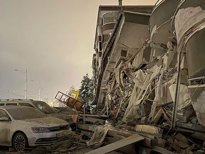 Diyarbakır’da bir binanın yıkım anı kamalara yansıdı
