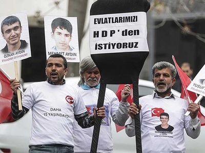 Diyarbakır'da evlat nöbeti tutan babalar HDP binası önüne siyah çelenk bıraktı: Evlatlarımızı geri istiyoruz!