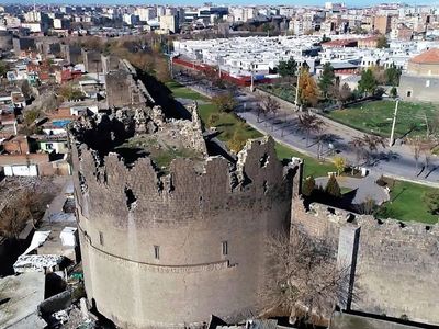 Diyarbakır'da metruk binada 2 günlük bebek bulundu!
