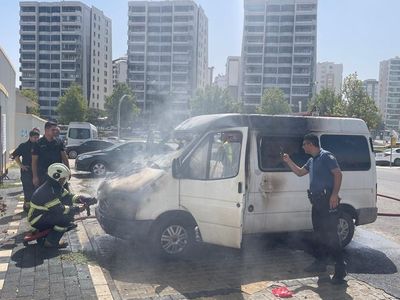 Diyarbakır'da Park Halindeki Minibüs Yangını