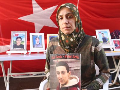 Diyarbakırlı Ailelerin Evlat Nöbeti Devam Ediyor! 827'nci Gününde Acılı Anne Ayşegül Biçer'den PKK'ya Sert Tepki!