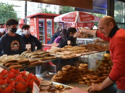 Doların Düşmesine Sevinen Esnaf Bedava Simit ve Poğaça Dağıttı