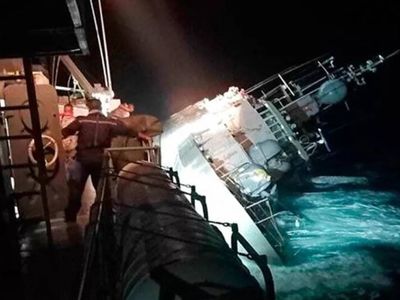 Donanmaya ait gemi battı: 31 denizci kayıp