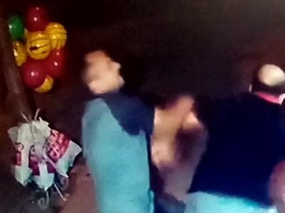 Dost sohbetinin sonu hastanede bitti! Yumrukladığı arkadaşını hastanelik etti
