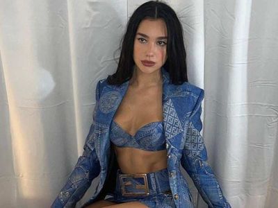 Dua Lipa cesur pozlarıyla nefes kesti! Ünlü şarkıcı süper mini şortuyla kamera karşısına geçti! Paylaşımlarıyla sosyal medyayı salladı