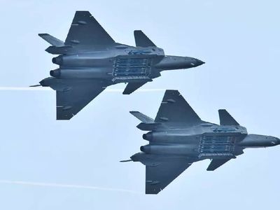 Dünya devleri Pasifik’te karşı karşıya: Uçaklar arasında manevra savaşı