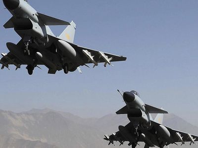 Dünya gündemi karışıyor: Savaş uçakları peş peşe havalandı