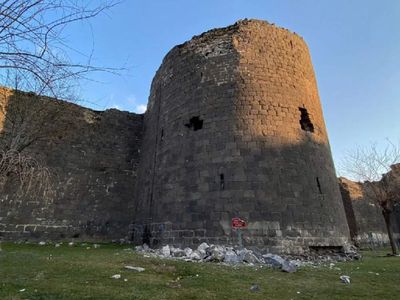 Dünya Kültür Mirası Listesi’nde bulunuyordu: 5 bin yıllık Diyarbakır Surları da deprem kurbanı oldu