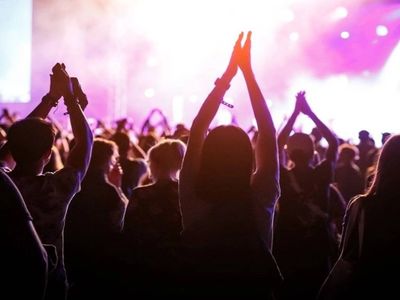 Dünyaca ünlü şarkıcının konserinde silahlı saldırı: Ölü ve yaralılar var