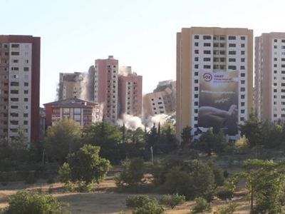 Dünyada ilk kez gerçekleşti: 9 katlı bina tek seferde yıkıldı