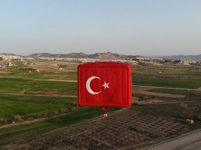Dünyanın en büyük bayrak figürlü balonu Kapadokya'da göklerde!