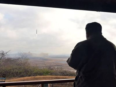 Dünyayı şaşkına çeviren görüntü: Kim Yong-Un kızıyla füzenin önünde poz verdi