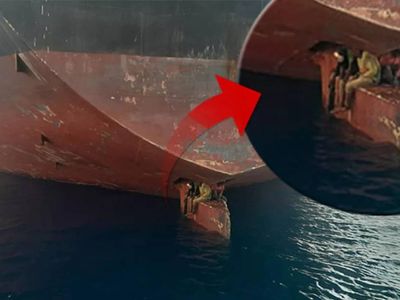 Dünyayı utandıran görüntü: 3 mülteci 11 gündür su ve yemeksiz gemi dümeninde