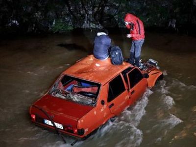 Dur İhtarına Dikkate Almaya Otomobil Dereye Uçtu