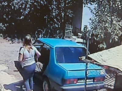 Dur ihtarına uymayan sürücü, kadınları araçta bırakıp kaçtı