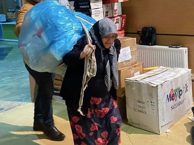 Duygulandıran görüntüler: Rizeli yaşlı teyze böyle yardım taşıdı